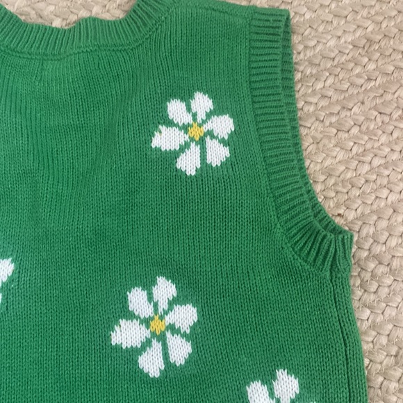 Just Polly Green Daisy Print Sweater Vest - Picture 10 of 10